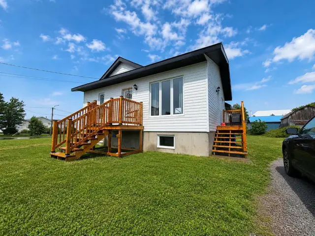 206 Rue Parent, Les Méchins, Québec G0T1T0